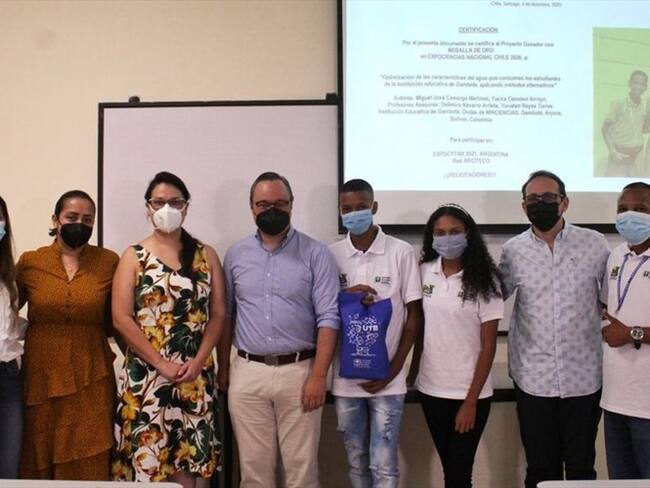 Vamos a seguir apoyando nuestro colegio en investigación: jóvenes becados por UTB