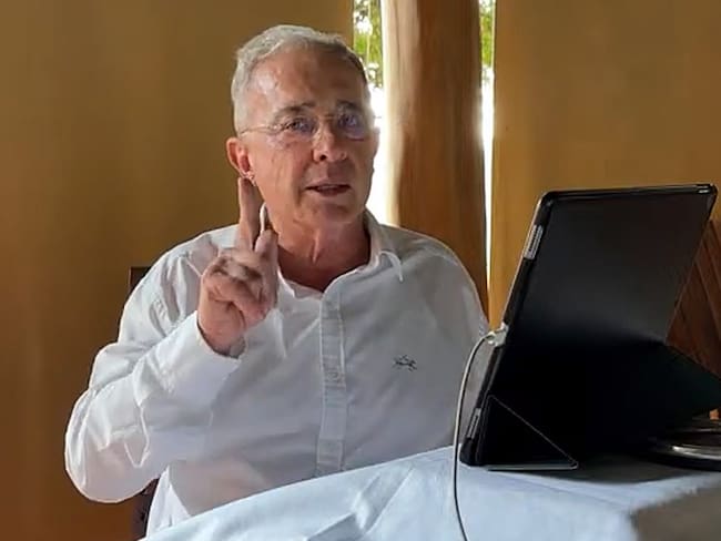 Al Oído: Álvaro Uribe libra nueva batalla en medio de la infamia