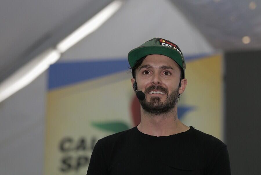 Tatán Mejía celebra que Miss Ucrania usa uno de sus cascos para practicar motocross. Foto: Colprensa