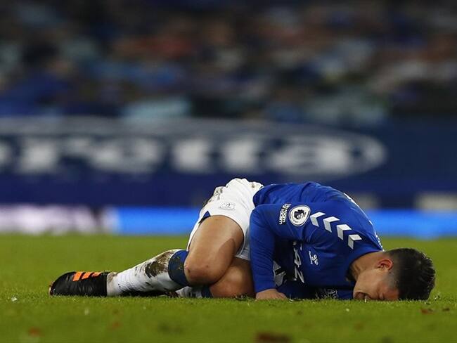 James Rodríguez salió lesionado del partido Everton-Fulham. Foto: Jason Cairnduff - Pool/Getty Images
