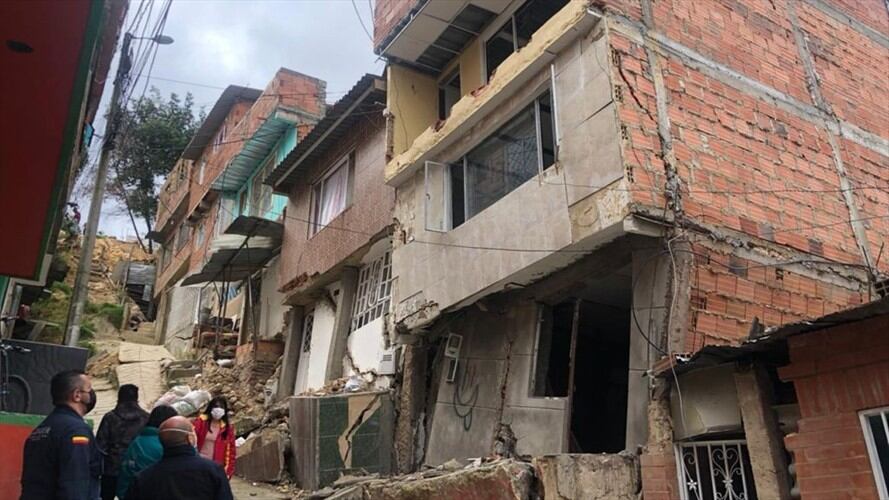 En enfrentamientos terminó operativo en Usaquén para evacuar un terreno en riesgo de deslizamiento. Foto: Prensa: Alcaldía Local de Usaquén