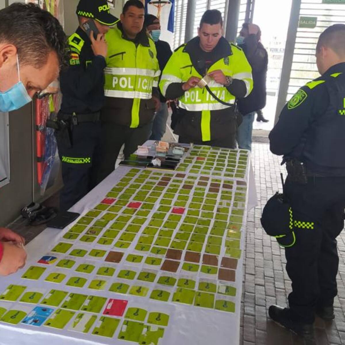 Capturan a 12 personas que vendían pasajes de TransMilenio de manera fraudulenta