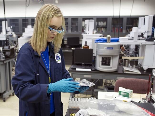 La química Emily Dye evalúa sustancias vinculadas con una nueva generación de narcóticos en un laboratorio de la DEA en Sterling, Virginia el 9 de agosto del 2016. Foto: Associated Press - AP