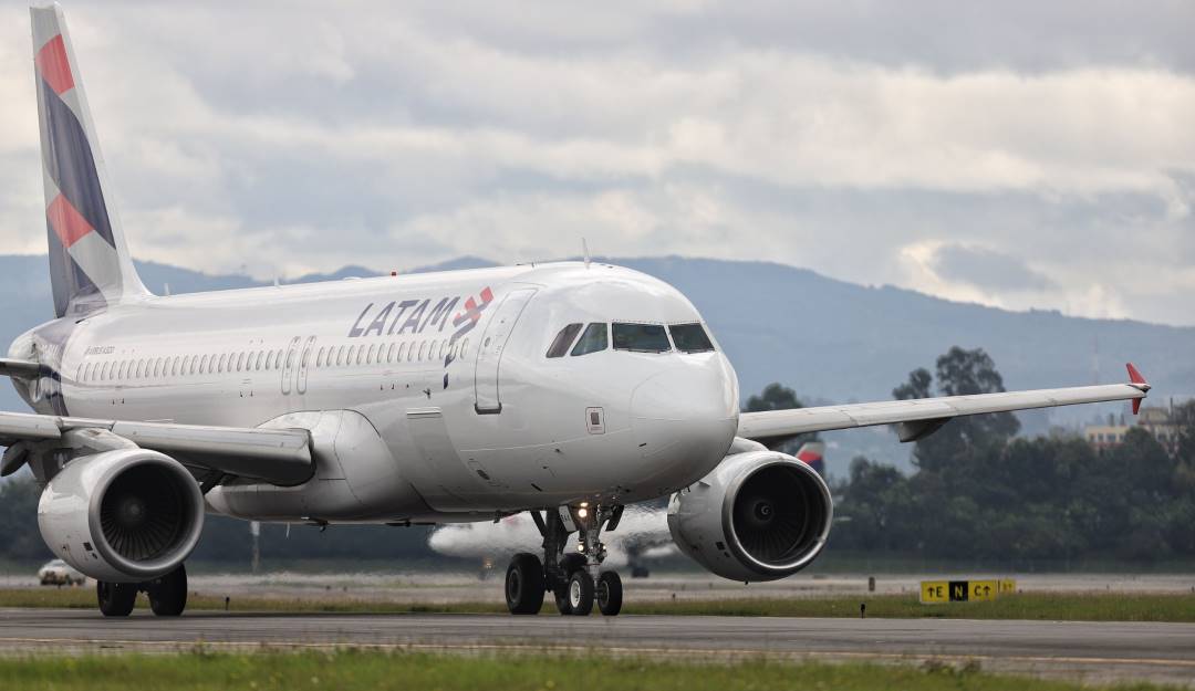 Avion de LATAM Airlines en Colombia. Foto: Colprensa. 