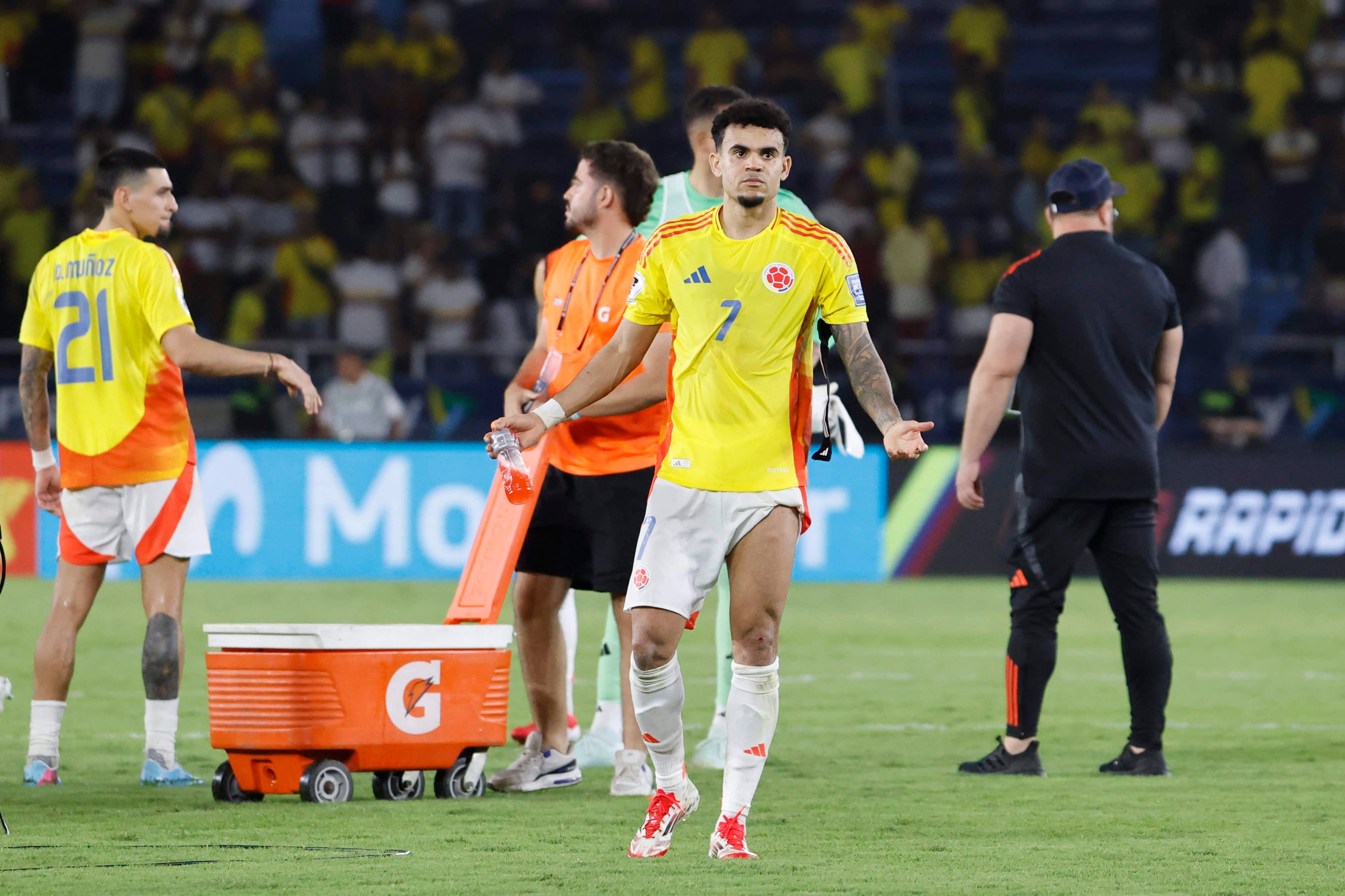 Luis Diaz (c) de Colombia reacciona este martes al final de un partido de las eliminatorias sudamericanas para el Mundial de 2026. Foto: