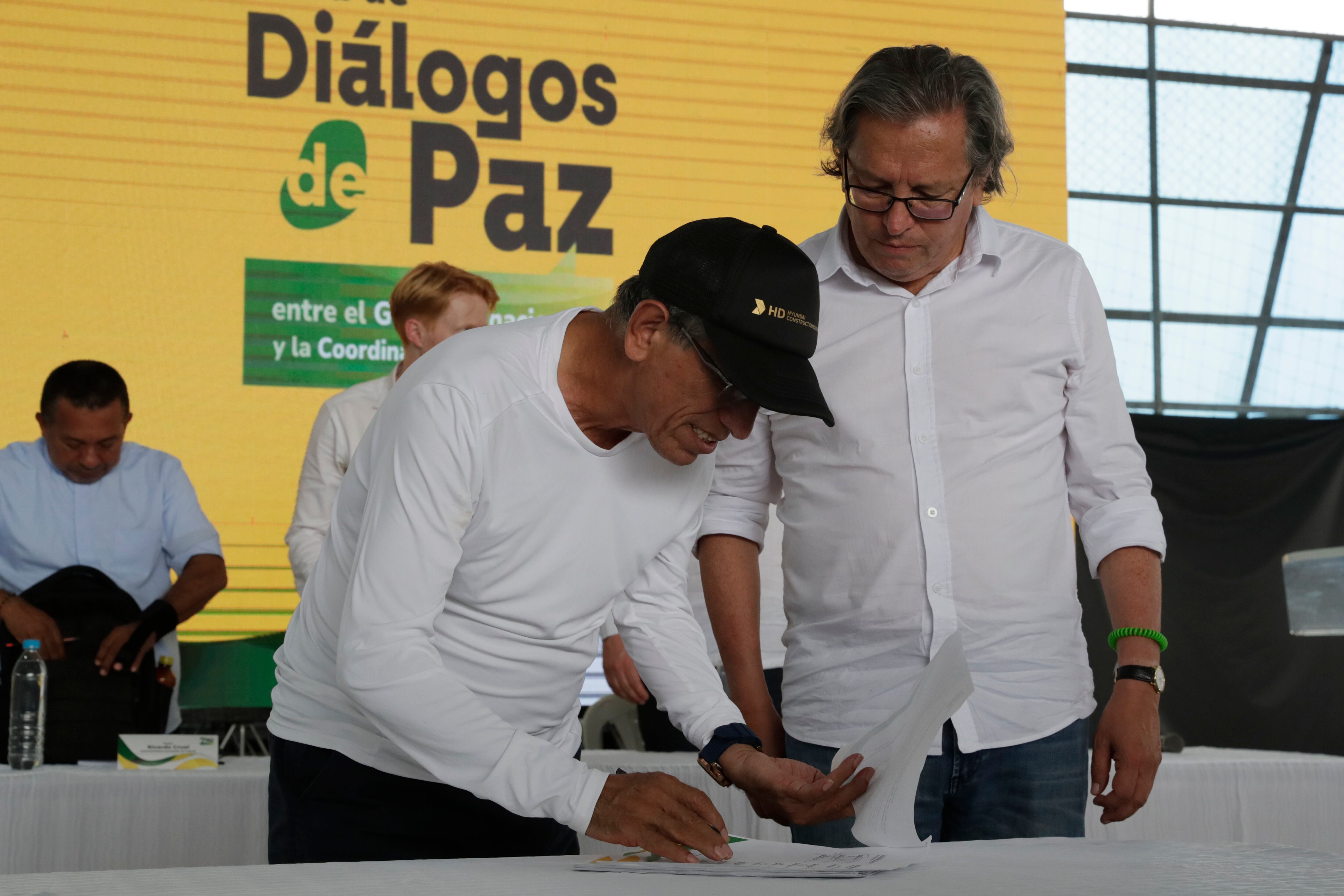 El jefe negociador de la Coordinadora Nacional Ejército Bolivariano (CNEB), Walter Mendoza (i) y el jefe negociador de Gobierno Armando Novoa. EFE / Carlos Ortega