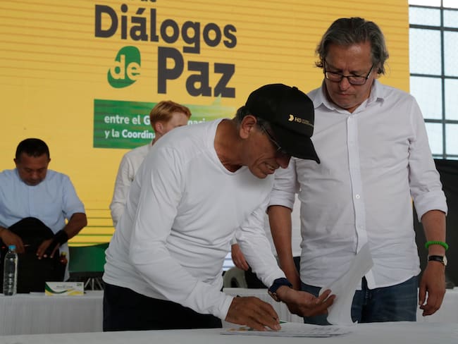 El jefe negociador de la Coordinadora Nacional Ejército Bolivariano (CNEB), Walter Mendoza (i) y el jefe negociador de Gobierno Armando Novoa. EFE / Carlos Ortega