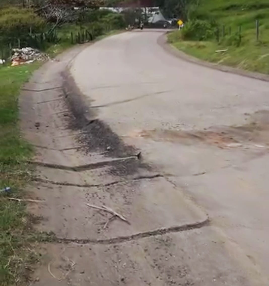 Por el momento, hay tránsito provisional en la carretera, Crédito: Bomberos de Rosas Cauca.