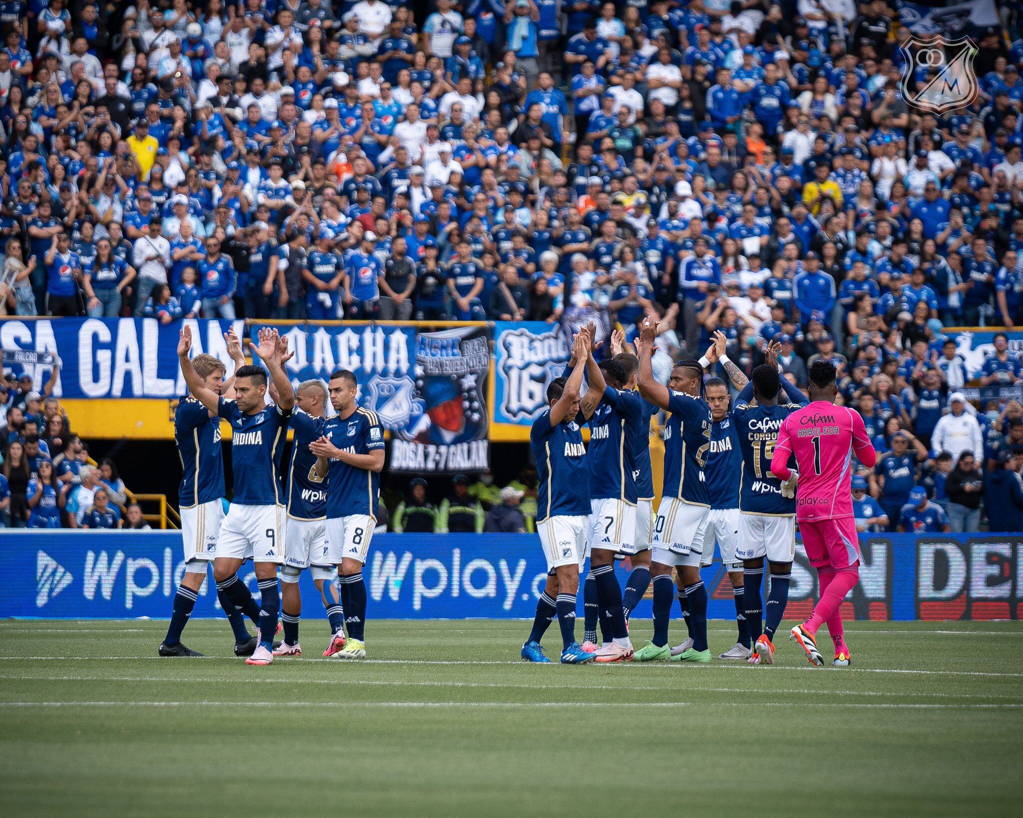 Falcao y los jugadores de Millonarios saludan a los aficionados / Twitter: @MillosFCOficial.