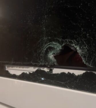 Atacan vehículo que transportaba músicos de Fernando Burbano en Valle. Foto: Captura de video.
