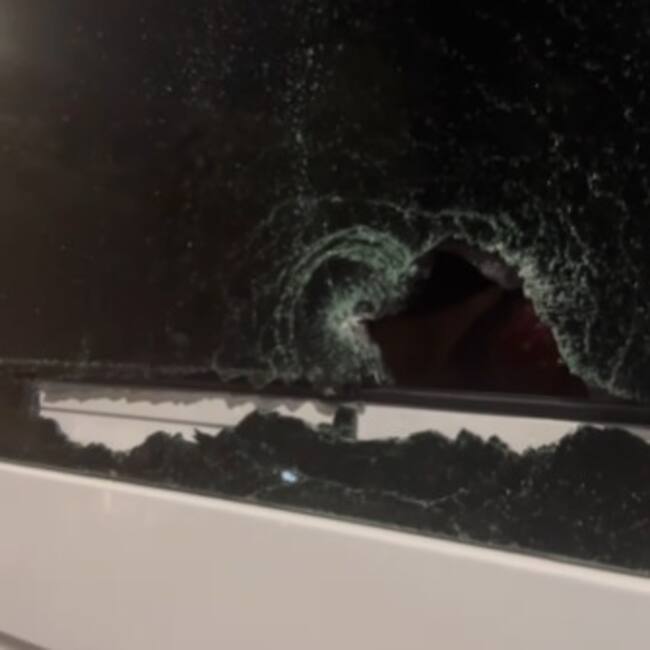 Atacan vehículo que transportaba músicos de Fernando Burbano en Valle. Foto: Captura de video.