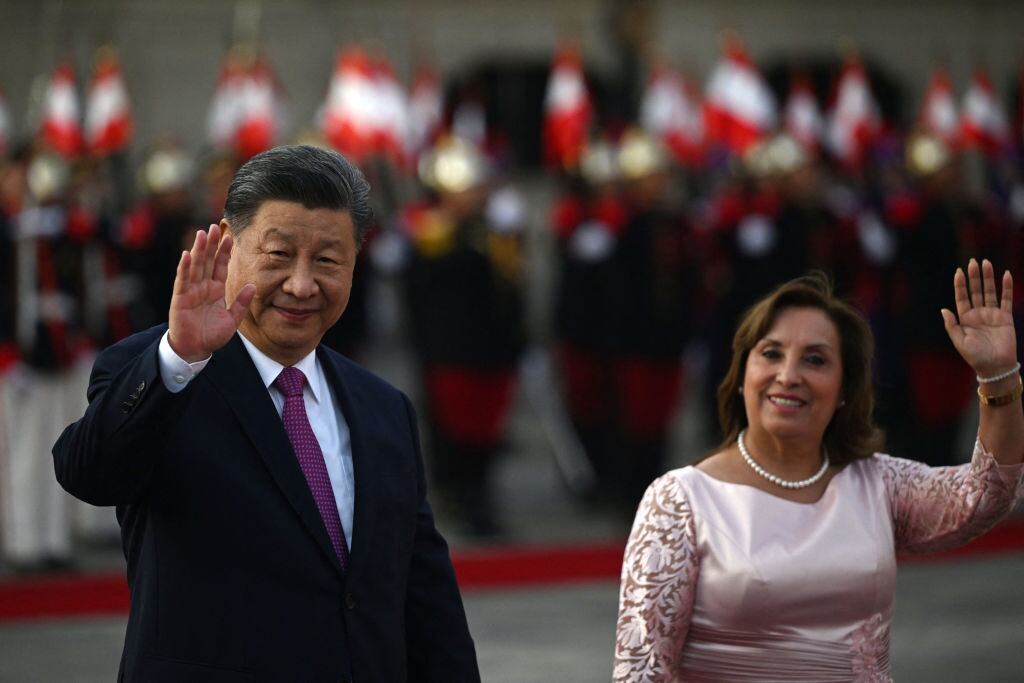 Xi Jinping y Dina Boluarte. I Foto: ERNESTO BENAVIDES/AFP via Getty Images.
