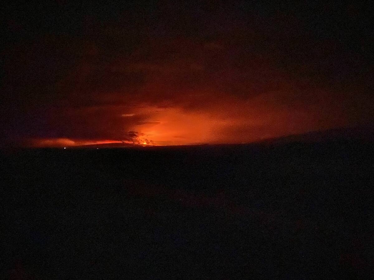 Volcán Mauna Loa, el más grande activo en el mundo, entró en erupción en Hawái