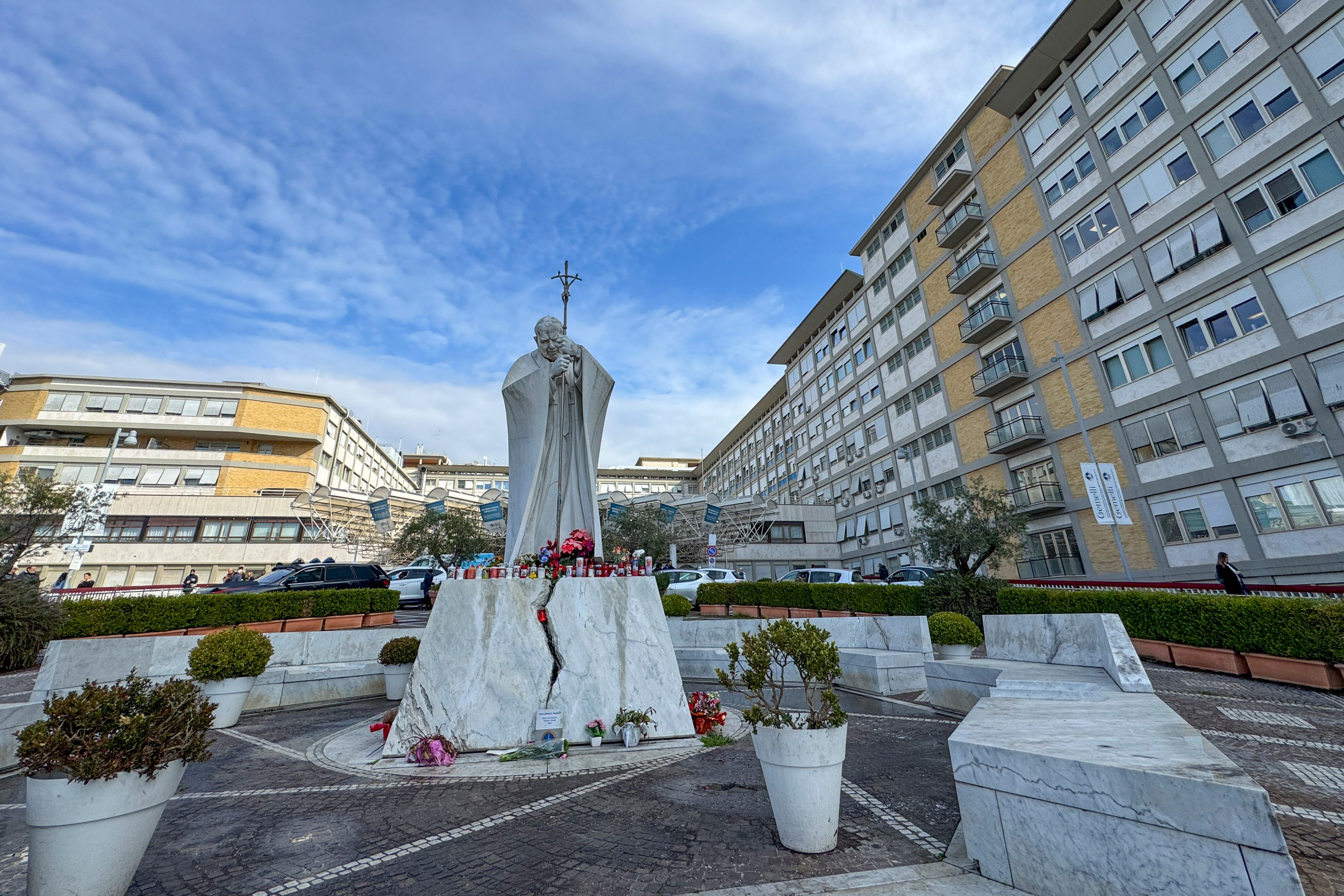 ROMA, 20/02/2025.Vista de un monumento con velas y flores que piden por el Papa, este jueves en Roma. El sumo pontífice sigue "estable" y "continúa con el tratamiento y también con su actividad laboral", indican fuentes vaticanas este jueves, en el séptimo día de su hospitalización en el Policlínico Gemelli de Roma por una infección polimicrobiológica de las vías respiratorias y una neumonía bilateral. Francisco continúa su actividad laboral, "leyendo y firmando documentos", así como manteniendo "conversaciones telefónicas o con colaboradores cercanos", indicaron las fuentes, que añadieron que por el momento su estado es "estable" y que en torno a las 19.00 hora local (18.00 GMT) se emitirá el próximo boletín médico.-EFE/Daniel Cáceres