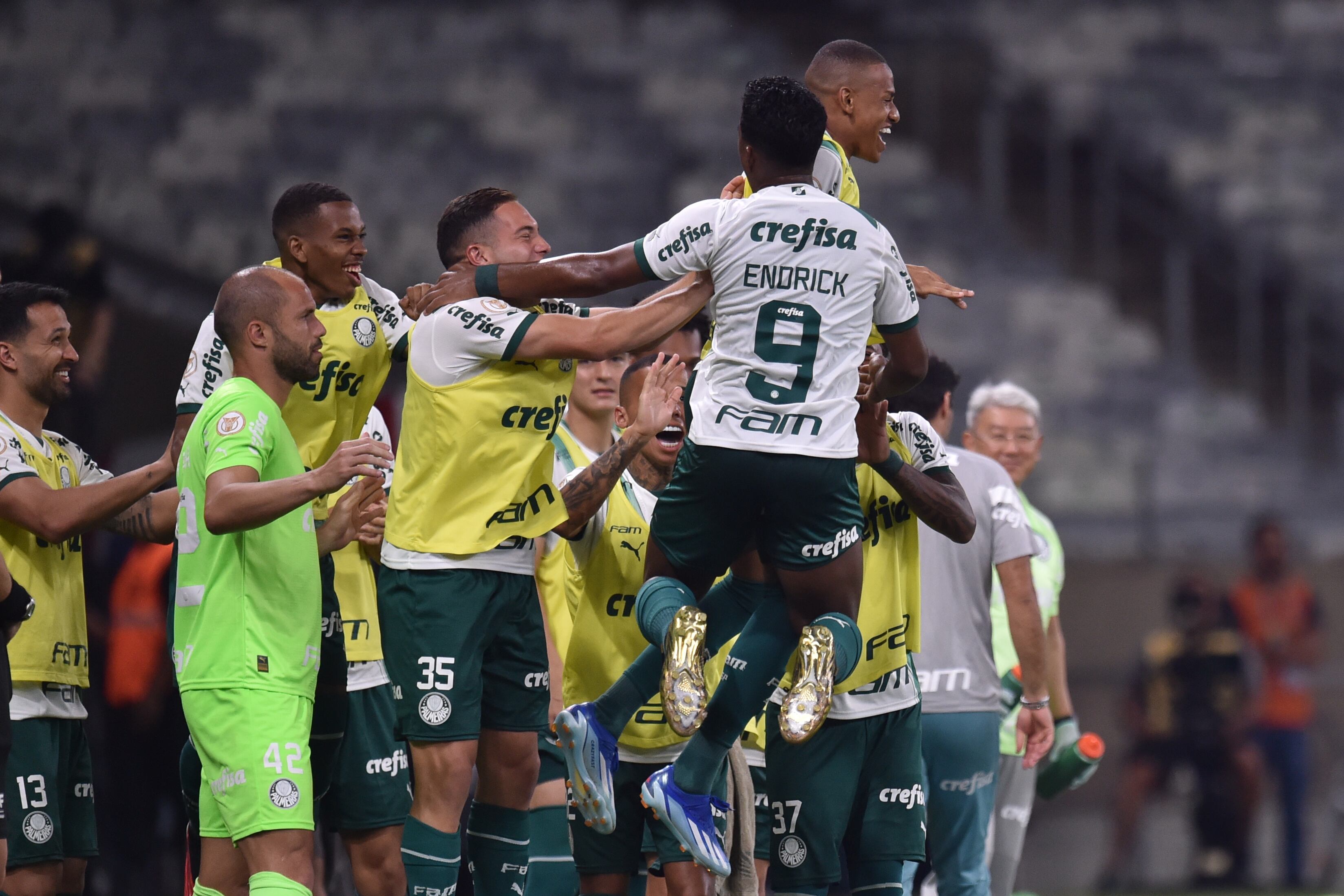 AMDEP4119. BELO HORIZONTE (BRASIL), 06/12/2023.- Endrick Felipe de Palmeiras celebra un gol hoy, en un partido del campeonato Brasilerao Serie A entre Cruzeiro y Palmeiras en el estadio Mineirao en Belo Horizonte (Brasil). EFE/ Yuri Edmundo