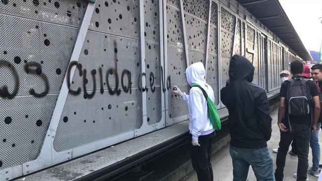 El registro fotográfico incómodo a los encapuchados, quienes no querían quedar cometiendo esos actos vandálicos. Foto: La Wcon Julio Sánchez Cristo