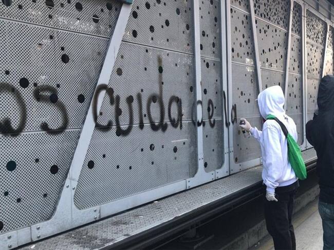 El registro fotográfico incómodo a los encapuchados, quienes no querían quedar cometiendo esos actos vandálicos. Foto: La Wcon Julio Sánchez Cristo