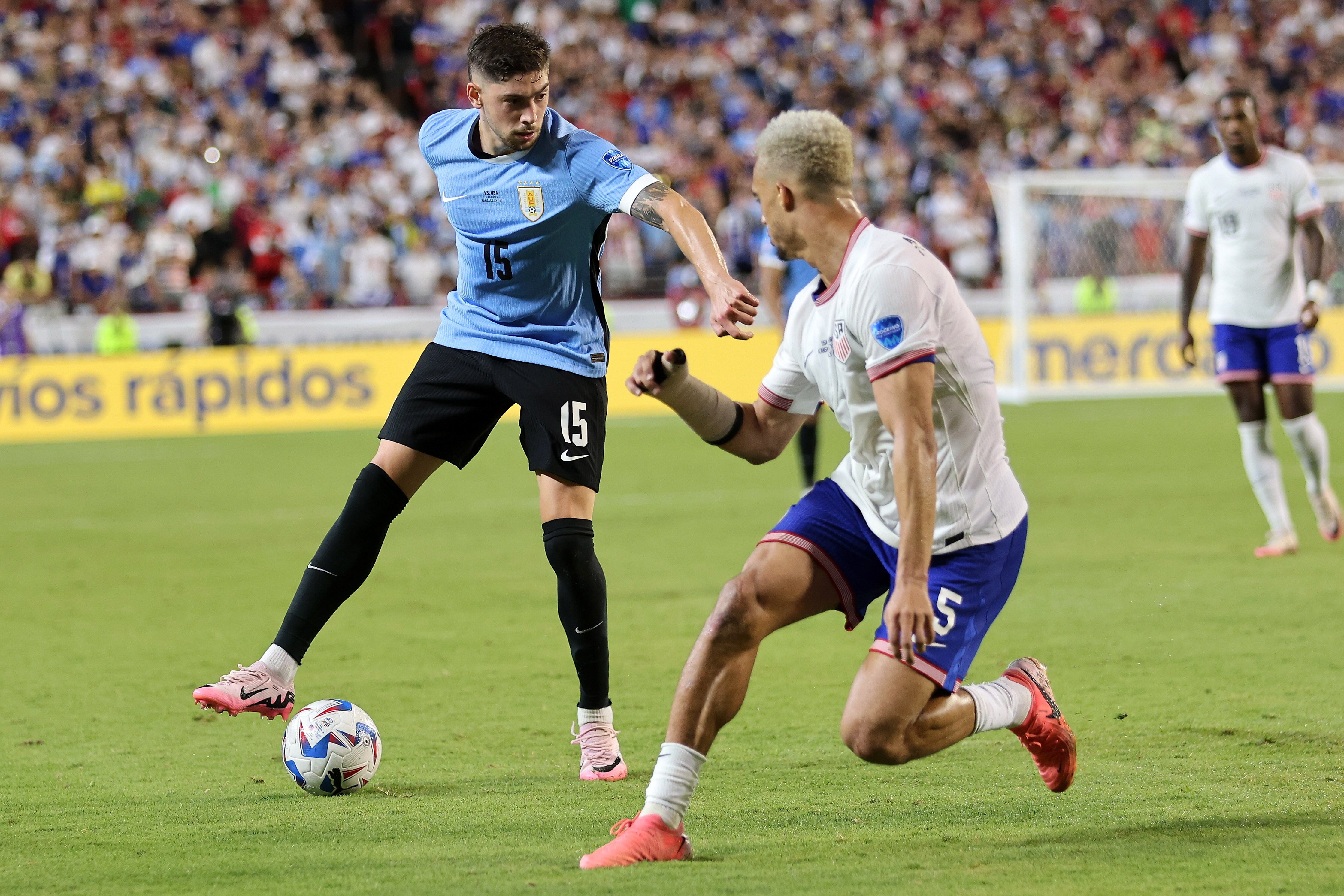 Kansas City (United States), 01/07/2024.- Uruguay's Federico Valverde (L) and Antonee Robinson of the United States in action during a CONMEBOL Copa America group C soccer match in Kansas City, Missouri, USA, 01 July 2024. (Estados Unidos) EFE/EPA/WILLIAM PURNELL