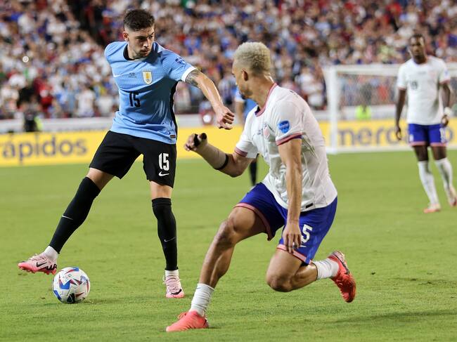 Kansas City (United States), 01/07/2024.- Uruguay's Federico Valverde (L) and Antonee Robinson of the United States in action during a CONMEBOL Copa America group C soccer match in Kansas City, Missouri, USA, 01 July 2024. (Estados Unidos) EFE/EPA/WILLIAM PURNELL