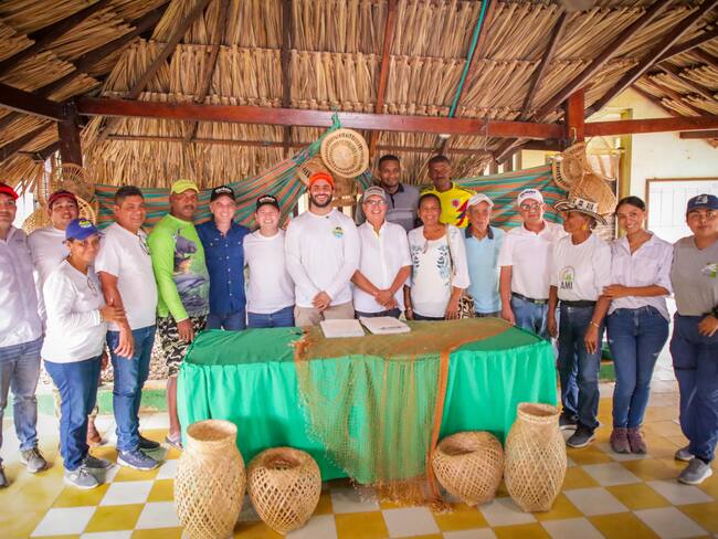Foto: firma de acuerdos junto a comunidades de San Antero. Cortesía prensa Gobernación de Córdoba.