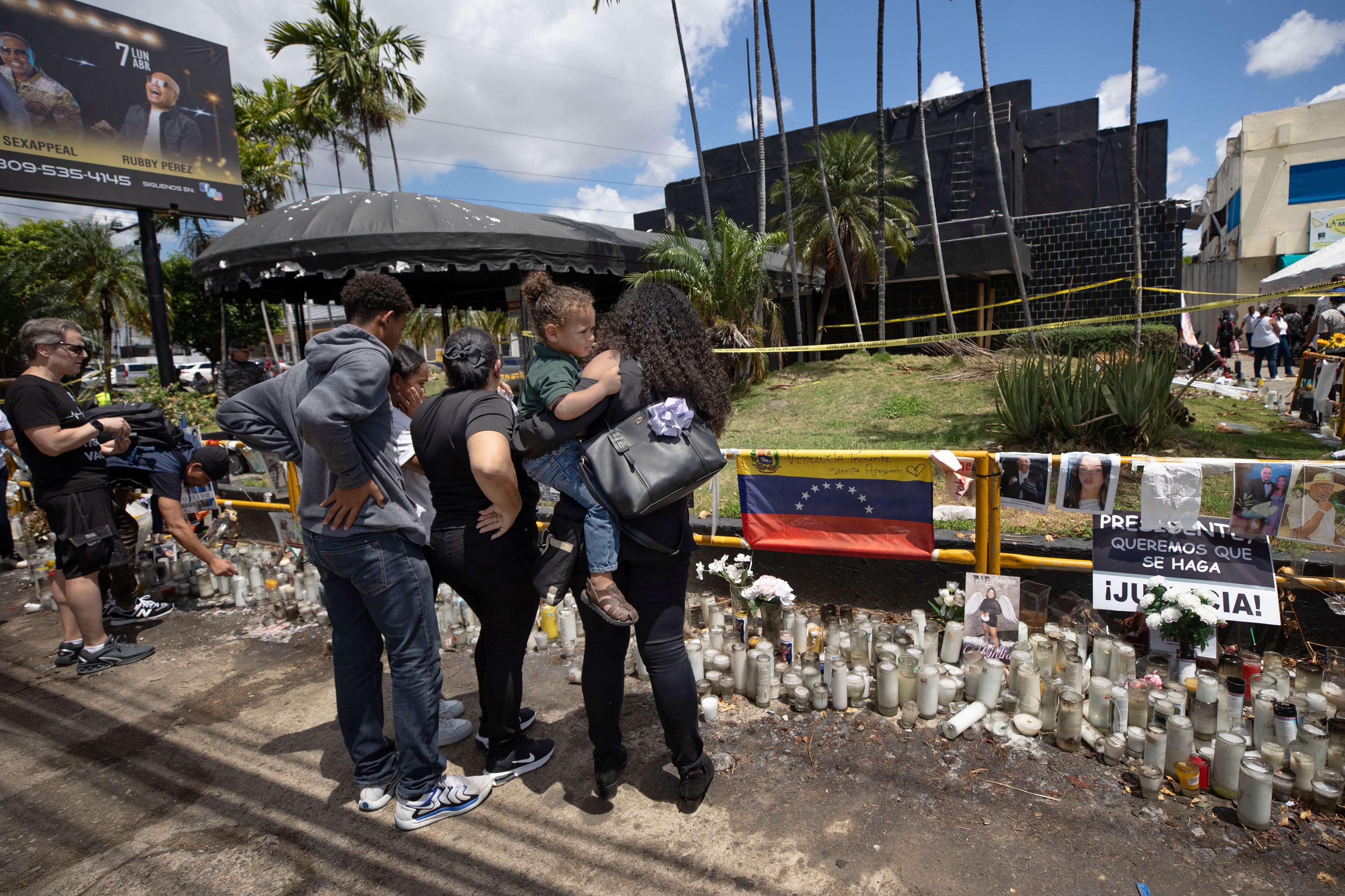 Familiares víctimas de la tragedia Jet Set. Foto: EFE/Orlando Barría