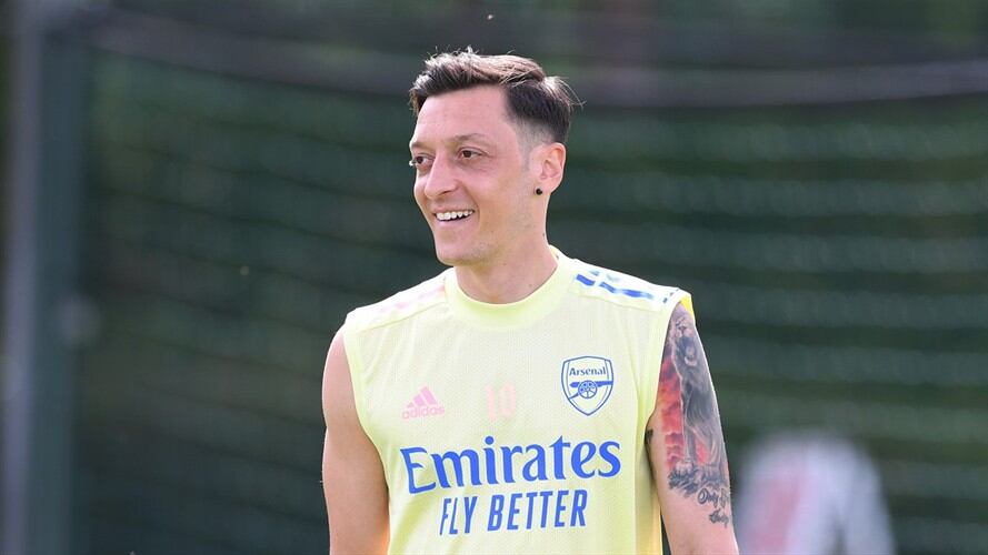 Mesut Özil y su gesto con la mascota del Arsenal. Foto: Getty