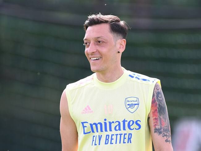 Mesut Özil y su gesto con la mascota del Arsenal. Foto: Getty