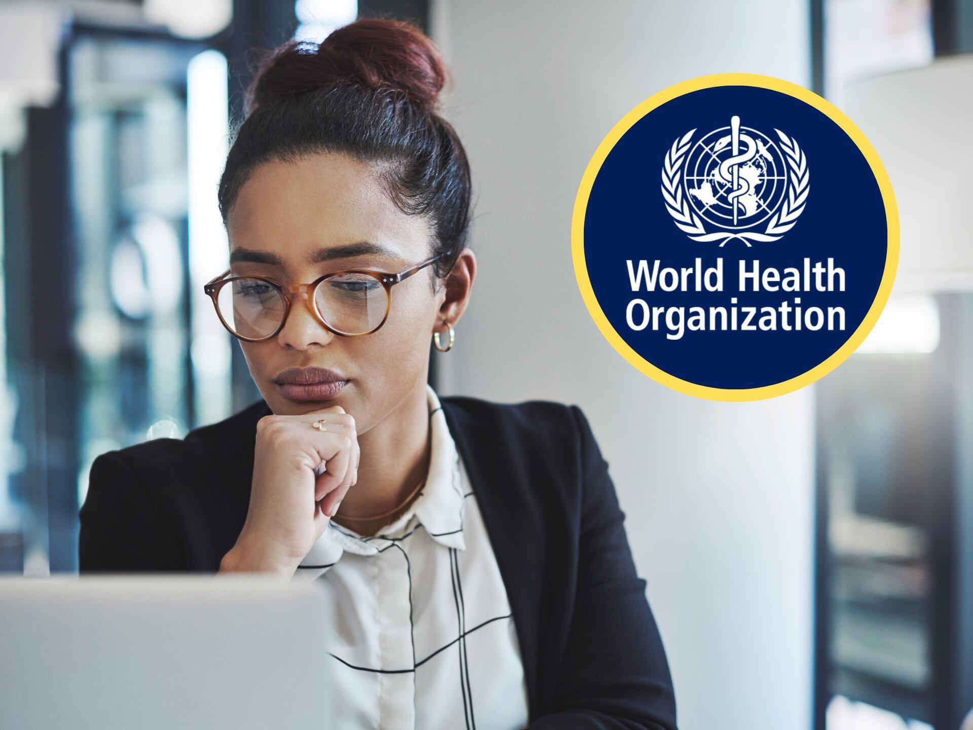 Mujer usando computador, encima el logo de la OMS (GettyImages / redes sociales)