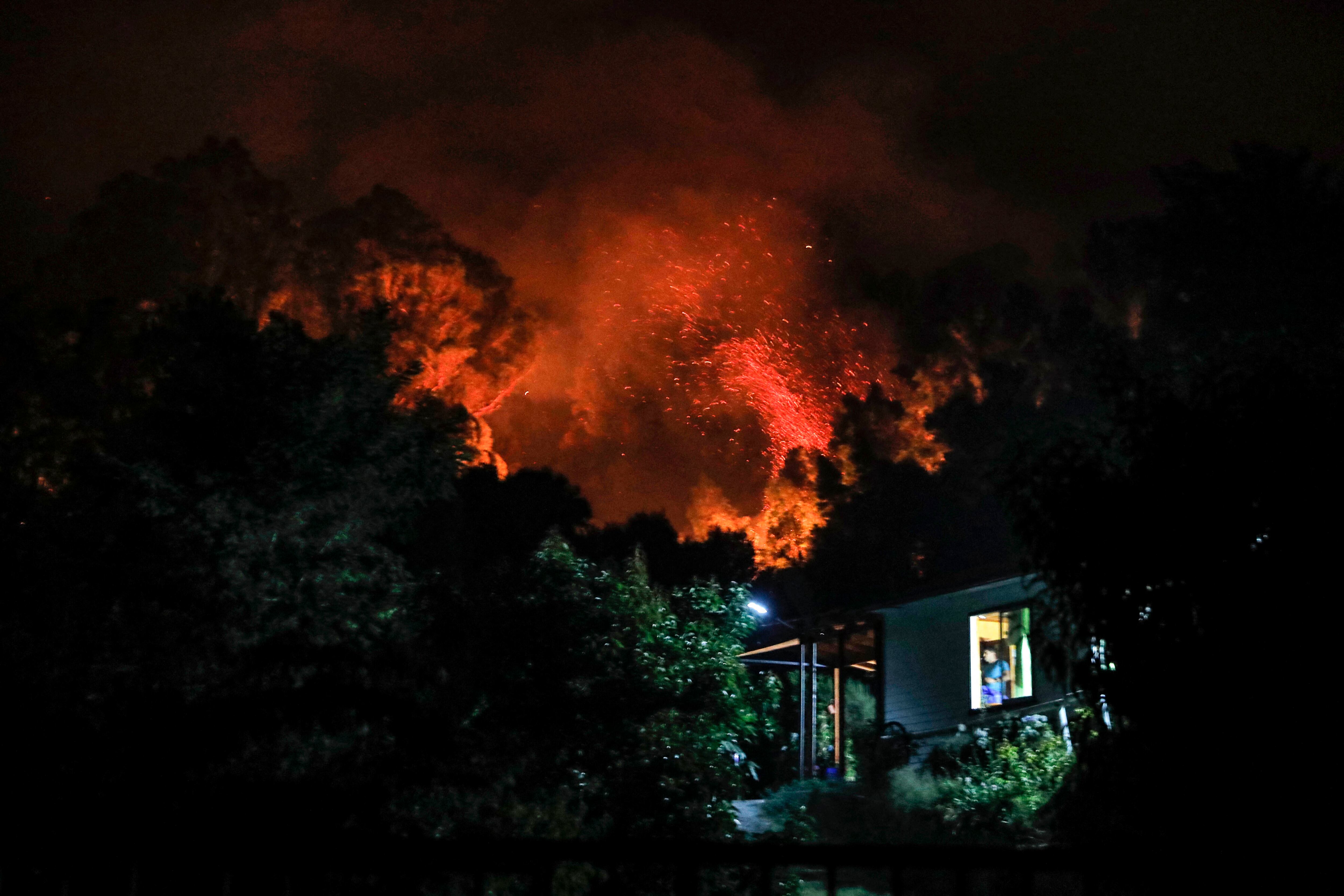 Los incendios registrados en el centro y sur de Chile han consumido más de 40.000 hectáreas dedicadas a actividades agrícolas y forestales. 
(Foto: JAVIER TORRES/AFP via Getty Images)
