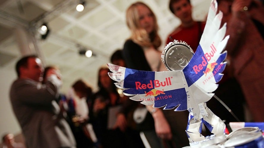 Red Bull indemnizará a clientes que bebieron el energizante y no les salieron alas. Foto: Getty Images
