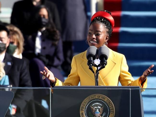 La joven Amanda Gorman, primera poeta en inaugurar un Super Bowl. Foto: Getty Images