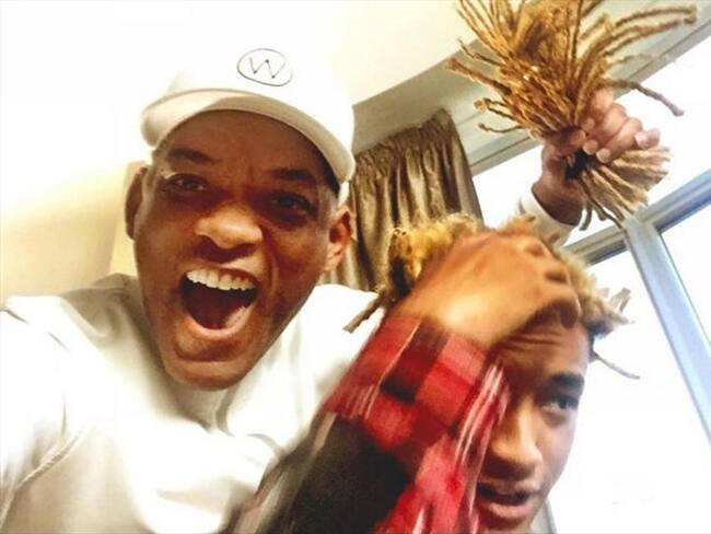 Will Smith le corta las rastas a su hijo Jaden. Foto: Bang Media.