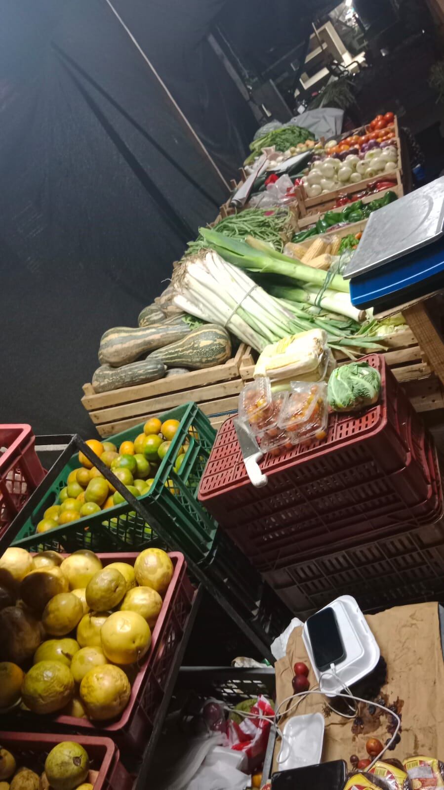 Al menos 30 comerciantes de frutas y verudras, que habían sido reubicados en el Gran Bazar, decidieron retornar a sus antiguos puntos, porque no han tenido ventas / Cortesía