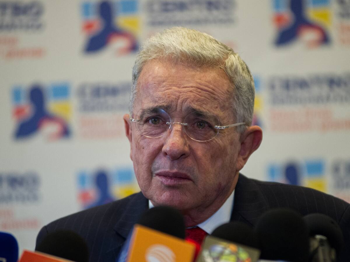 Al Oído: “Yo busco la verdad”, Álvaro Uribe