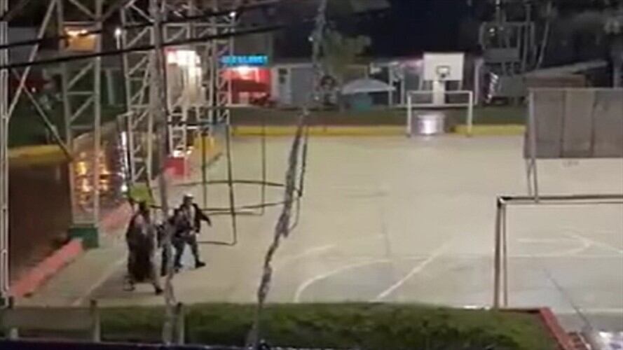 Testigos auxilian a las personas que resultaron heridas . Foto: Cortesía