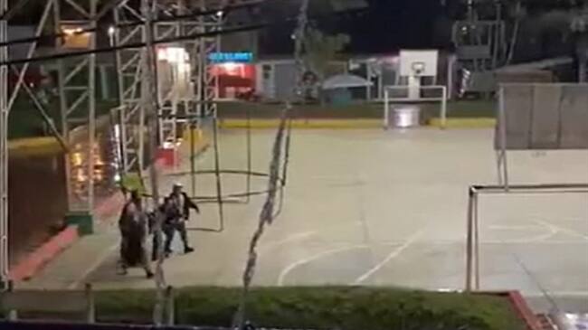 Testigos auxilian a las personas que resultaron heridas . Foto: Cortesía