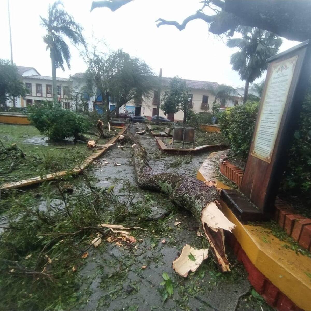 UNGRD entregó ayudas a la comunidad de Charalá, Santander, tras emergencia por vendaval