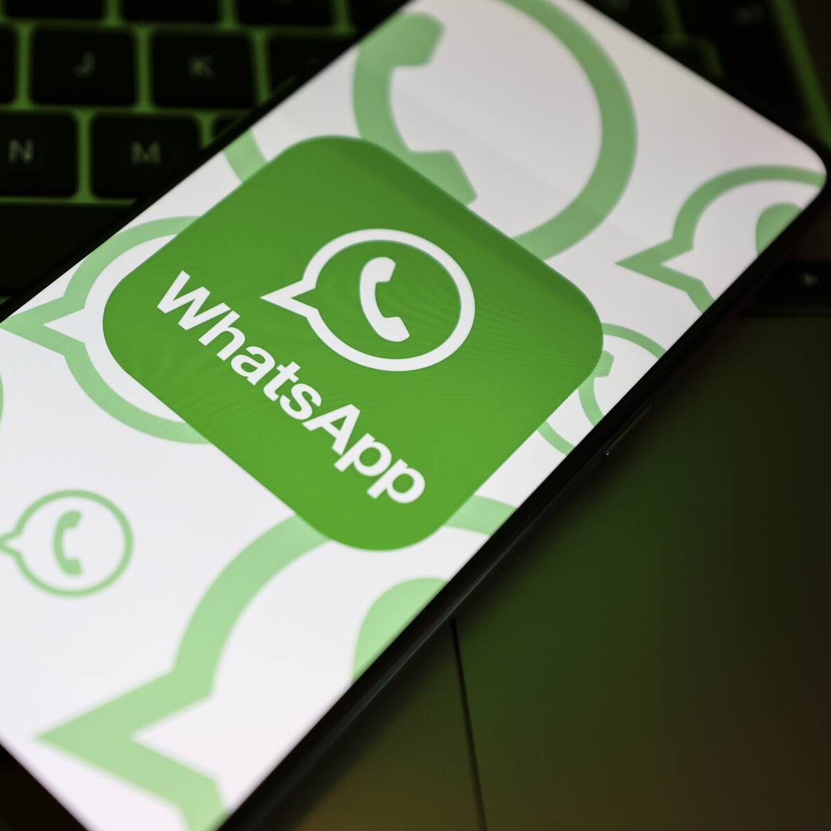 ¿Cómo ver los mensajes de un grupo de WhatsApp sin entrar al chat?