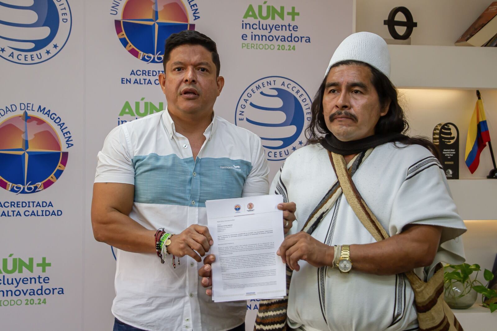 Pablo Vera Salazar, rector de la Universidad del Magdalena, junto a Luis Salcedo Zalabata, gobernador del Cabildo Arhuaco.