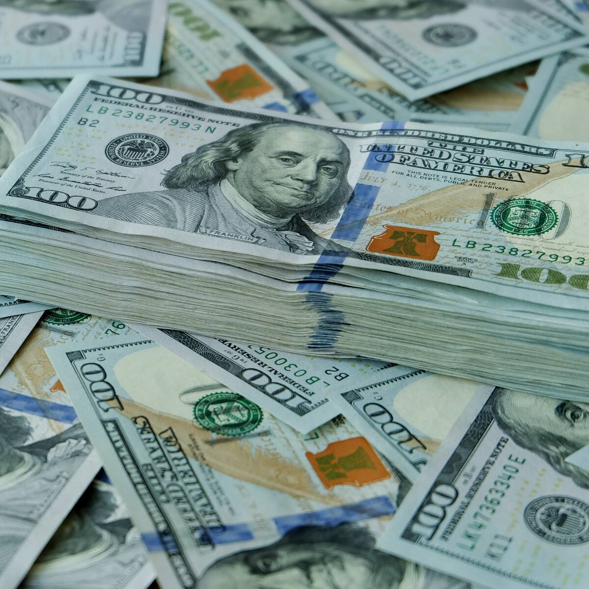 Dólar toca un máximo de $4.400, pese a que abrió con leve caída