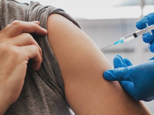 El 57,1% de los colombianos está de acuerdo con el plan de vacunación diseñado por el Gobierno Nacional. Foto: Getty Images / INSIDE CREATIVE HOUSE