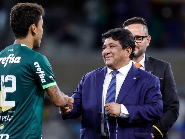 BRA01. BELO HORIZONTE (BRASIL), 07/12/2023.- El presidente de la Confederación Brasileña de Fútbol (CBF), Ednaldo Rodrigues (derecha de traje azul) saluda durante un partido entre Palmeiras y Cruzeiro, el 6 de diciembre del 2023, en Belo Horizonte (Brasil). Un tribunal de Río de Janeiro destituyó este jueves al presidente de la Confederación Brasileña de Fútbol (CBF), Ednaldo Rodrigues, y en su lugar nombró a un interventor para continuar al frente del organismo. La corte anuló la elección de Rodrigues, realizada en 2022, por considerar que no fue válida una alteración de las reglas electorales que fue introducida poco antes de la votación, de acuerdo con medios locales. EFE/ Yuri Edmundo