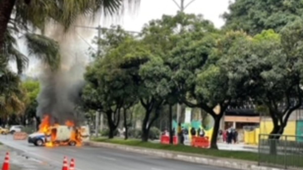 Manifestantes queman vehículo de la Alcaldía de Medellín
