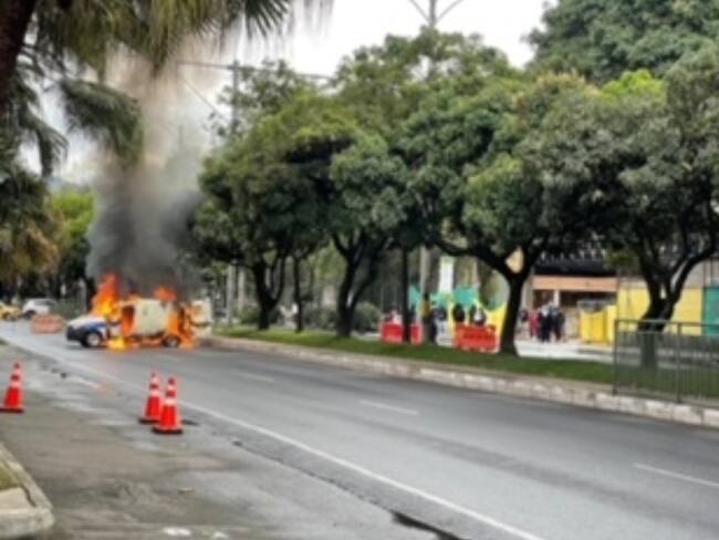 Manifestantes queman vehículo de la Alcaldía de Medellín.