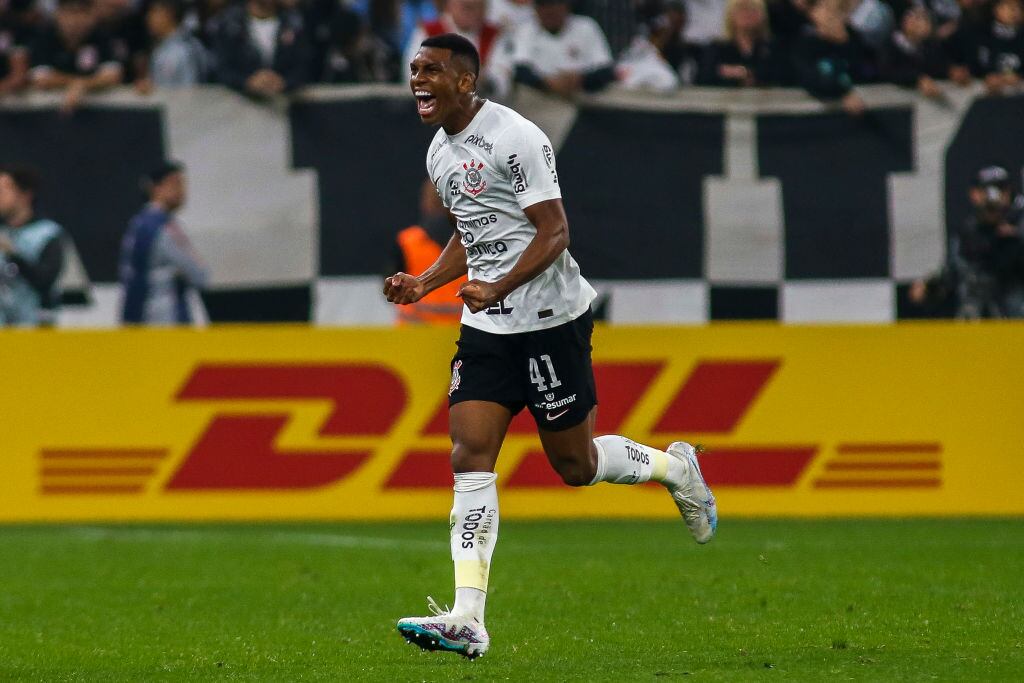 Felipe Augusto de Corinthians celebra su gol frente a Universitario por Copa Sudamericana. 18 de julio de 2023. Foto: Miguel Schincariol/Getty Images.