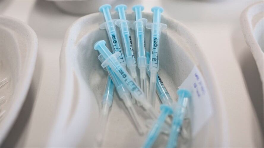 El secretario de Salud, Alejandro Gómez, hizo un llamado a recibir la dosis de la vacuna que esté disponible. Foto: Getty Images / ALEJANDRO MARTINEZ VELEZ