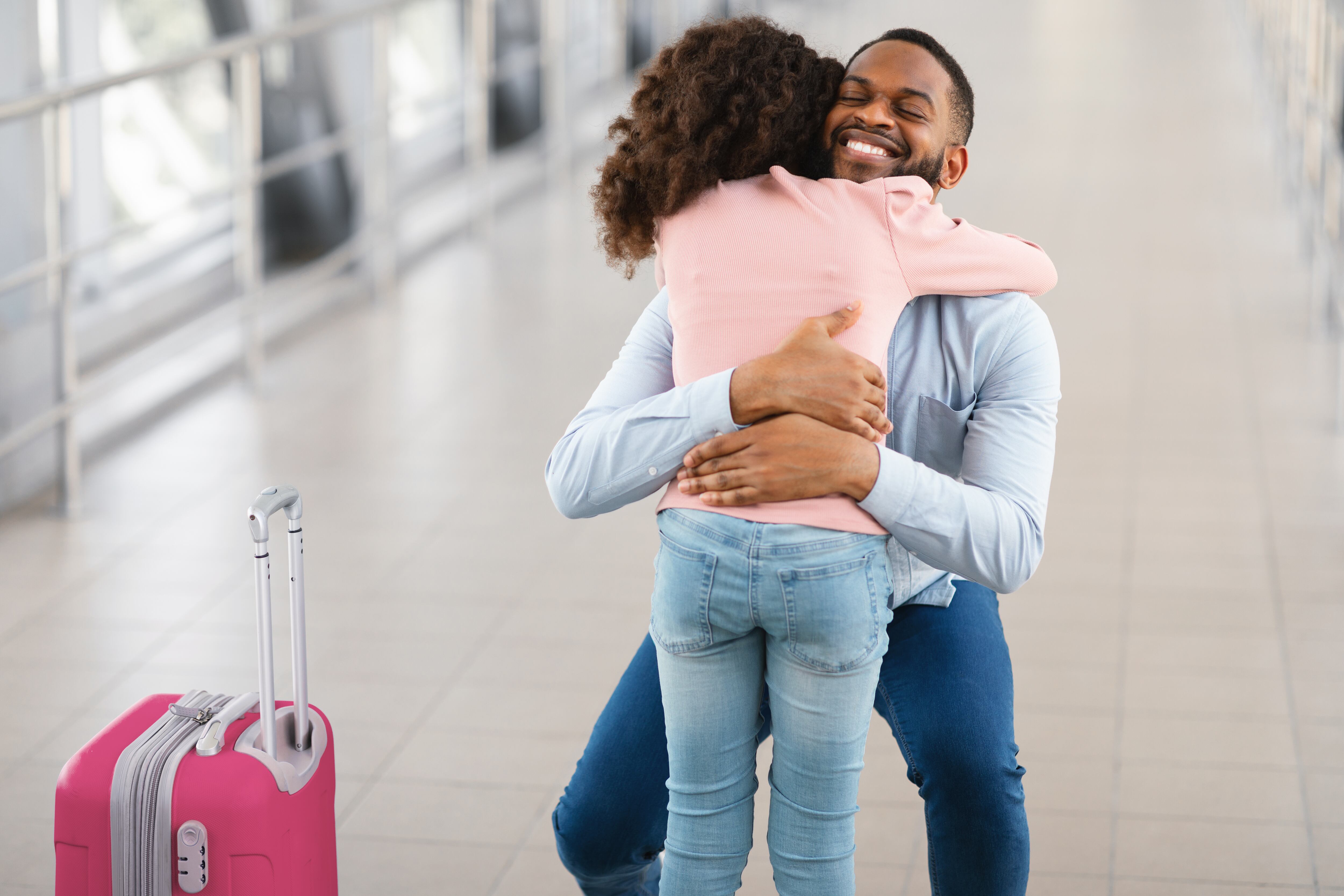 Hombre se reencuentra con su hija en un aeropuerto / Foto: GettyImages