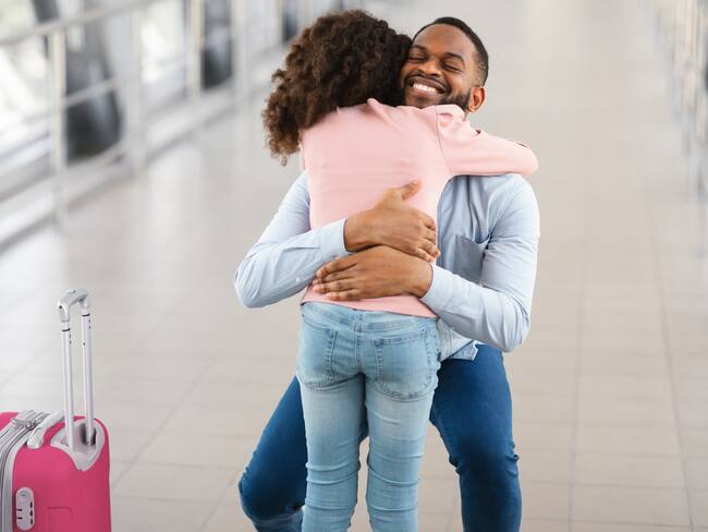 Hombre se reencuentra con su hija en un aeropuerto / Foto: GettyImages