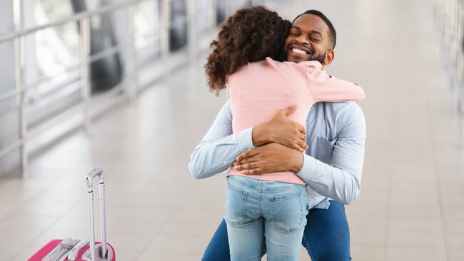Hombre se reencuentra con su hija en un aeropuerto / Foto: GettyImages