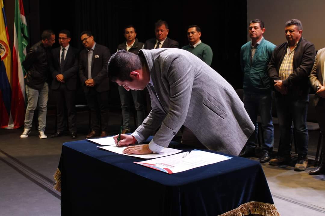 Los mandatarios de 19 municipios del centro de Boyacá firmaron el convenio de voluntades para la creación del Área Metropolitana. / Foto: Suministrada.